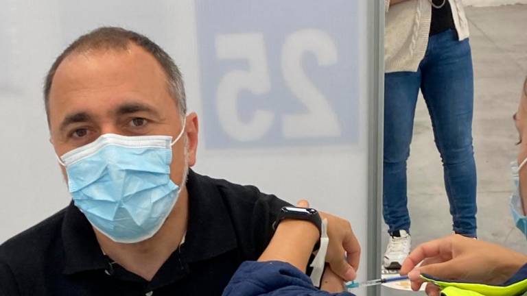 inmunizado el conselleiro de Sanidad, Julio García Comesaña, tras recibir su segunda dosis antiviral. Foto: Xunta