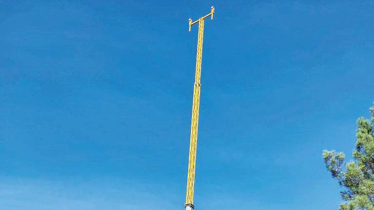torre recién construida en el aeropuerto de Lavacolla