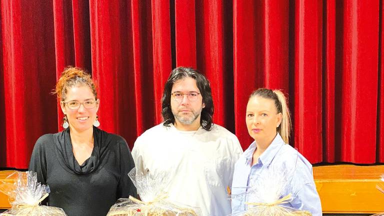 Pola esquerda, María López, Alexander Dubra e Yolanda Tejo coas cestas para o sorteo na vila teense. Foto: C. Teo
