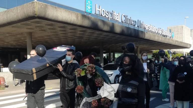 Trabajadores de la UCI del Hospital Clínico de Santiago escenifican el “entierro” del servicio público sanitario - EUROPA PRESS