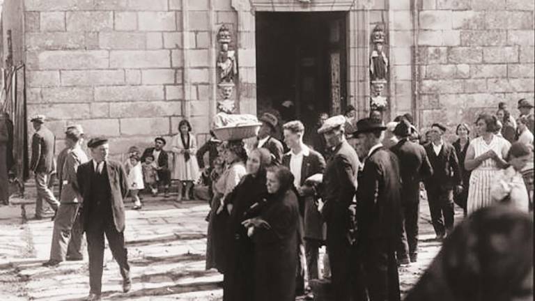 Personas devotas de la virgen. Foto: Archivo digital Galiciana