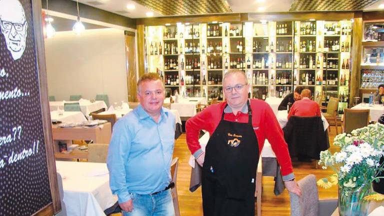 Or irmáns Fran, esquerda, e Rogelio Rial, donos de Casa Barqueiro, no seu comedor. Foto: CB