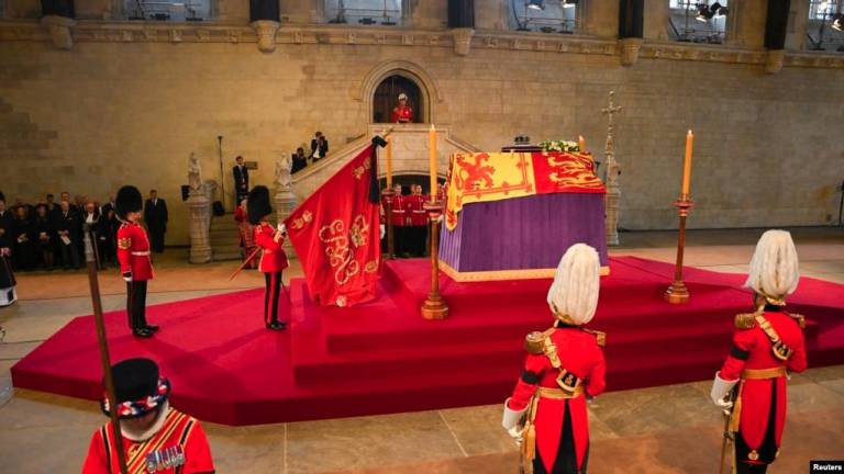El féretro envuelto en el Estandarte Real y rematado con la Corona del Estado Imperial en la capilla ardiente en Westminster. Imagen, David Ramos