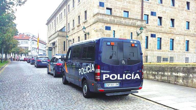 centro de emerxencia. Varios vehículos de la Policía Nacional aparcados en fila delante del edificio de la Comisaría de Santiago de Compostela. Foto: E.press / Archivo.
