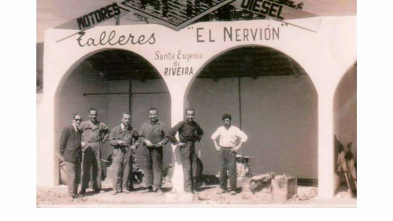 ANTIGUA SEDE. Empleados de El Nervión ante la fachada del histórico taller, cuya última sede estuvo en la transversal que une las rúas Mariño de Rivera y Canarias. Foto: Facebook
