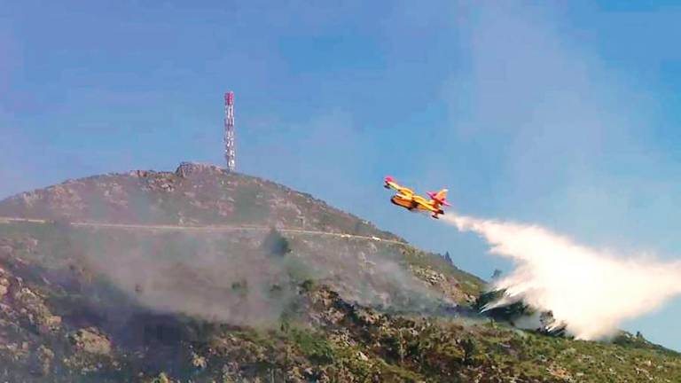 Un dos hidroavións que interveu nun incendio forestal rexistrado na Pobra do Caramiñal en 2020. Foto: Televisión de Galicia 