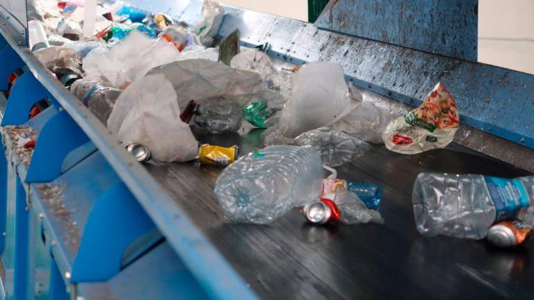 Reciclaje. Envases de plástico y derivados preparados para su tratamiento. Foto: E. Press