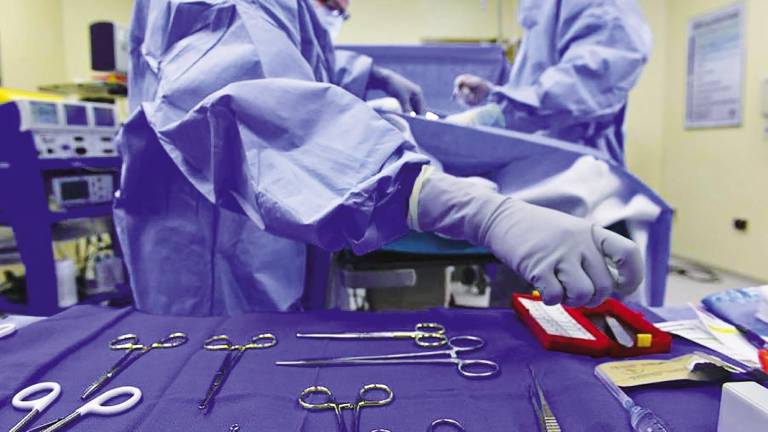 Hospital. En la imagen de archivo, varios sanitarios gallegos se preparan para una intervención médica. Foto: Gallego