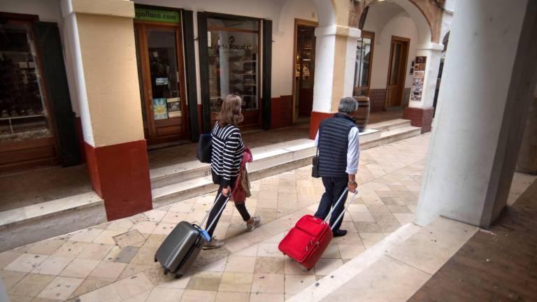 En la foto de archivo, dos turistas con sus maletas. EFE