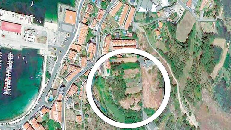 Localización del terreno en el que se construirá el nuevo CEIP. Foto: Concello de Porto do Son