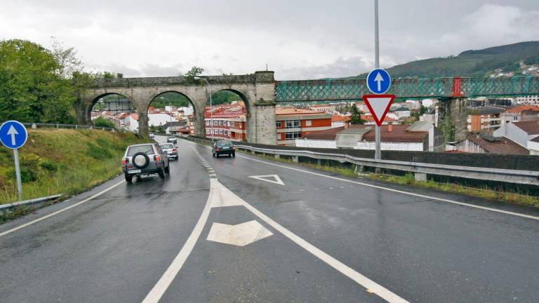 Carretera de salida de Redondela (Pontevedra). Foto: Commons.