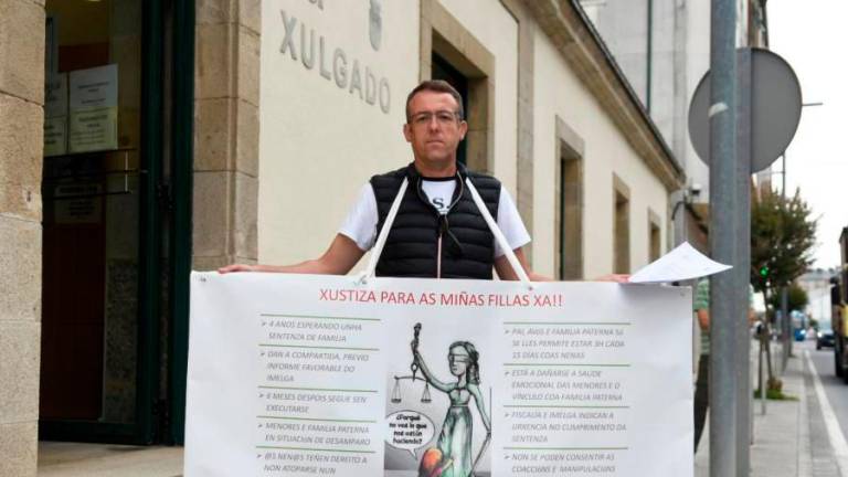 Juan Carlos Varela con su pancarta delante del Juzgado de Arzúa