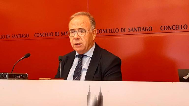 El alcalde de Santiago, Xosé Sánchez Bugallo, en rueda de prensa. FOTO: AYUNTAMIENTO DE SANTIAGO