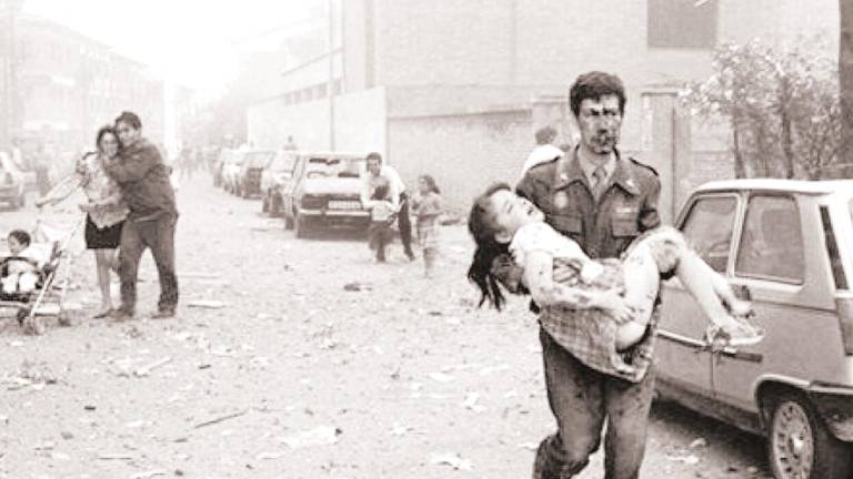 Vic (Barcelona), 29-5-1991.- Rescate de una de las víctimas del atentado con coche bomba de ETA contra el cuartel de la Guardia Civil, en el que murieron nueve personas. EFE/Lluis Gené.