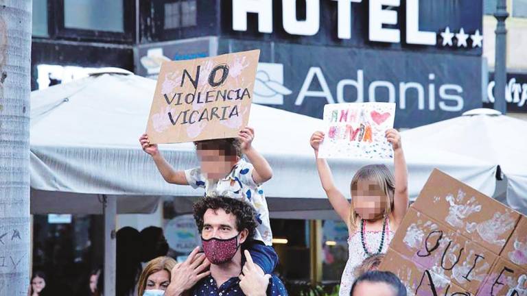 Manifestación celebrada hace unos meses en Tenerife, tras el asesinato a manos de su padre de Anna y Olivia. Foto: E.P.
