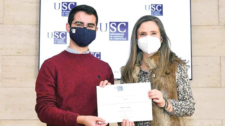Andrés Vázquez y Cecilia Sierra con el diploma que acredita el premio que otorga el Consello Social. Foto: Santi Alvite