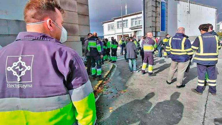 Imagen de archivo de otra de las concentraciones que este mes de octubre realizaron los trabajadores de ElectroRayma delante de las puertas de Navantia, en Ferrol. Foto: Cope