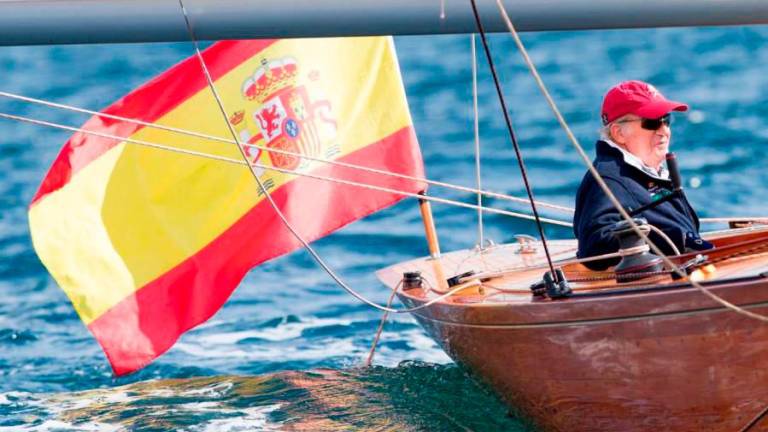 torneo de vela. El rey emérito, Juan Carlos I, durante una regata en Sanxenxo en el año 2019. Foto: María Muiña