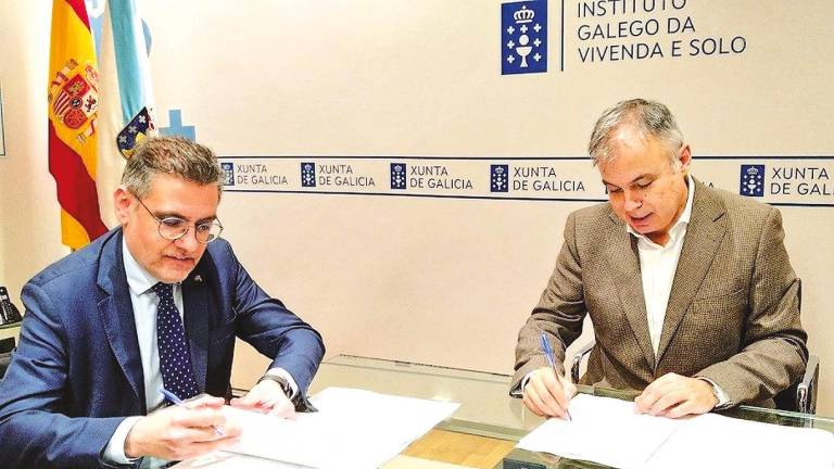 acuerdo. Heriberto García firmando en la jornada de ayer las escrituras de compraventa con Abanca. Foto: ECG