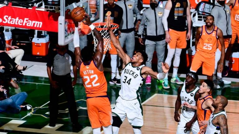 Giannis Antetokounmpo colocó un enorme tapón a Deandre Ayton en los minutos decisivos del cuarto partido de las Finales de la NBA