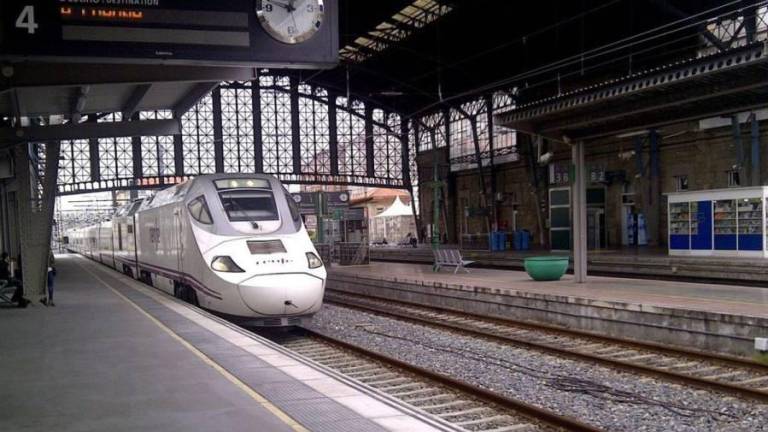 Un tren S730 do servizo Alvia Madrid - Galicia entrando na estación de Santiago de Compostela
