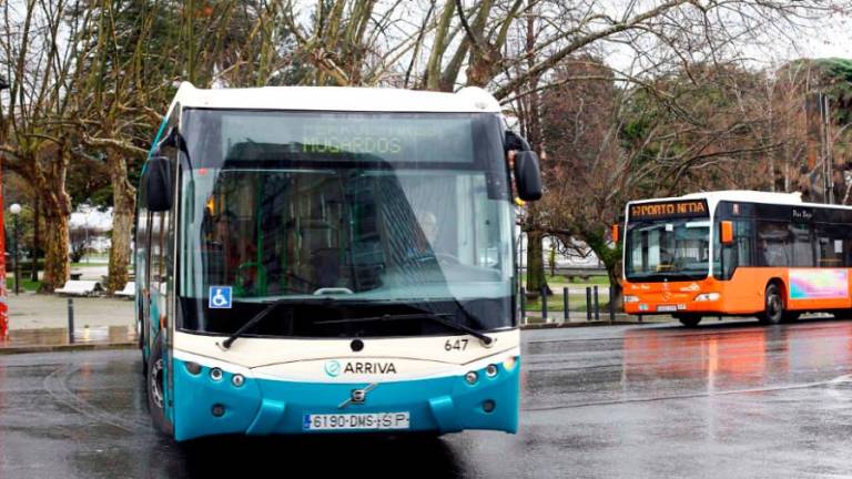 Imaxe de arquivo de dous autobuses que fan viaxes de transporte interurbano na cidade de Ferrol. Foto: Kiko Delgado