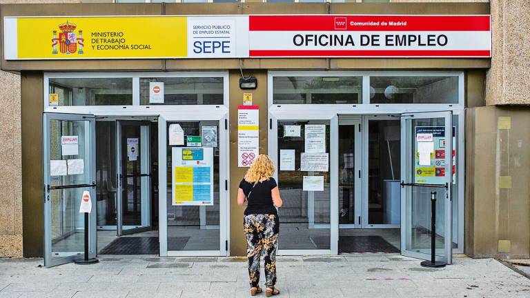 Una mujer en la entrada de una oficina del SEPE. Foto: E.P.