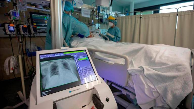 ESTUDIO. Un enfermo de COVID con la imagen de sus pulmones en la pantalla. Foto: H.C.
