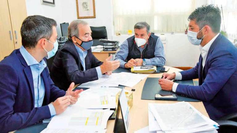 Oujo, á dereita, e Ruiz, co presidente de Monbus e un directivo desta firma, nunha reunión en Ribeira. Foto: C. R.
