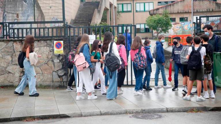 secundaria. Varios grupos de alumnos a las puertas de su instituto, con intención de entrar en el mismo. Foto: Gallego