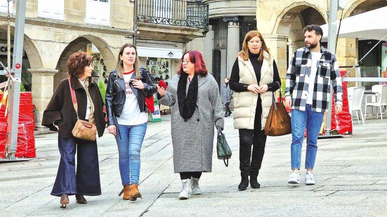 queja. Militantes del PSdeG de Ourense, que llevarán el ‘Caso Baltasar’ ante la Valedora do Pobo. Foto: ECG