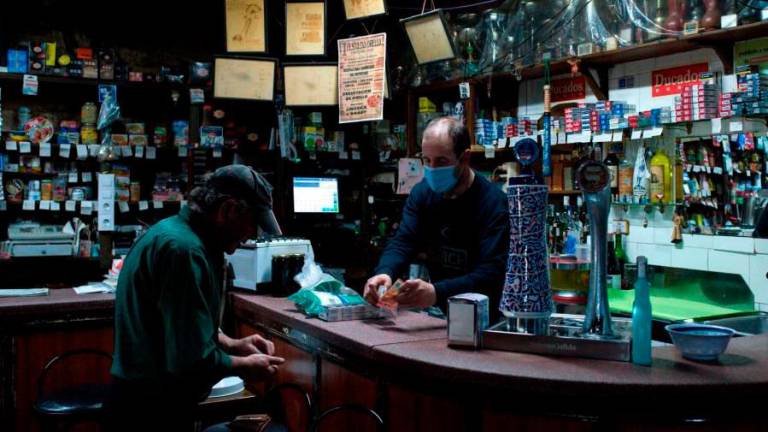 Un cliente en la barra de un bar en Ourense. Foto: Efe