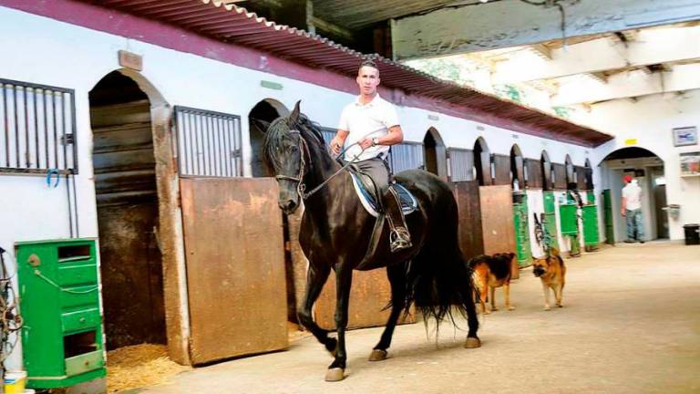 aniversario. Marcio Dias con uno de los caballos en los boxes de la Hípica Boullón en Brión. Foto: F. Blanco