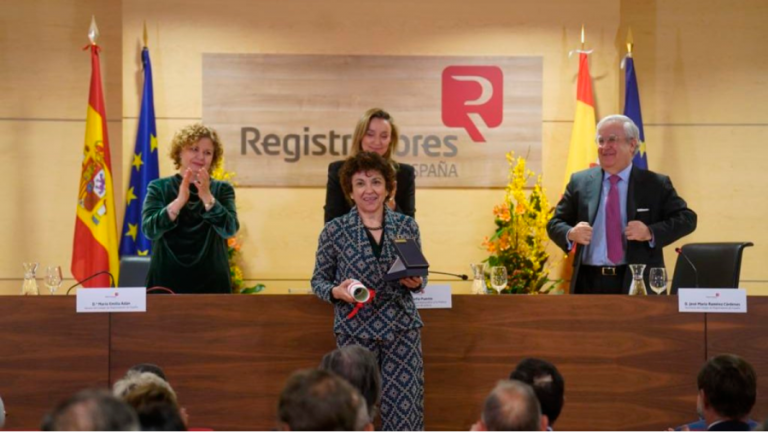 A catedrática de Dereito Civil, Paz García Rubio, tras recibir onte a medalla de honra. Foto: Colexio de Rexistradores de España / USC