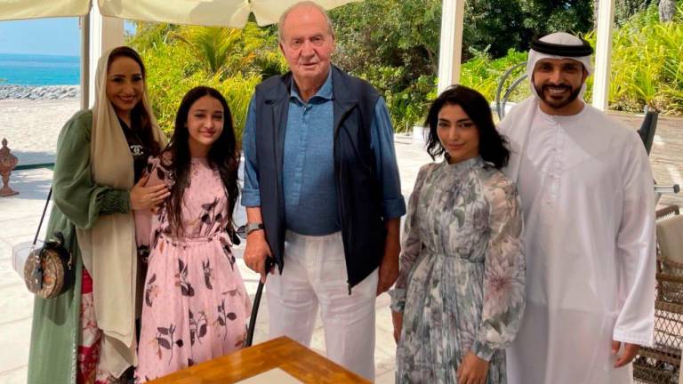 Don Juan Carlos junto a la piloto de origen emiratí Amna Al Qubaisi y parte de su familia, en una imagen publicada por la deportista en su cuenta de Twitter a principios de este año.