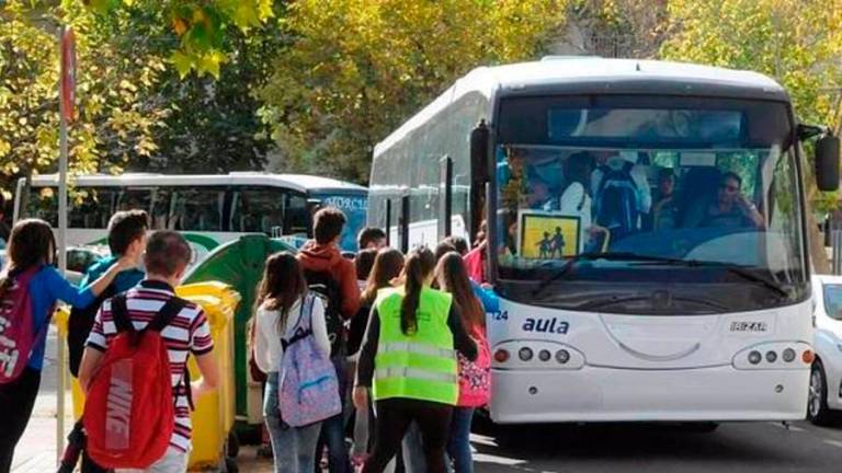 Retrasos y ausencias en los autobuses escolares causan el caos y críticas