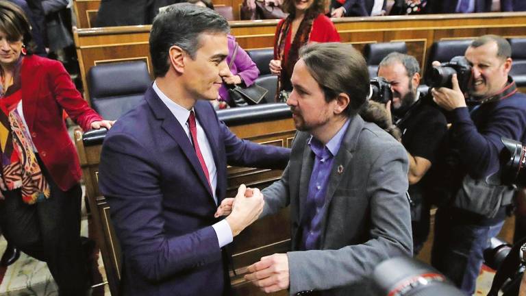 Pedro Sánchez y Pablo Iglesias se saludan el día de la investidura del presidente. Foto: RTVE