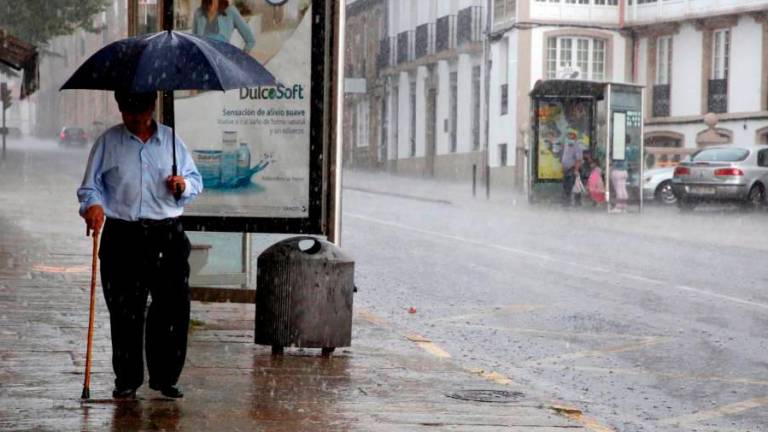 Una estampa de lluvia muy habitual en Compostela