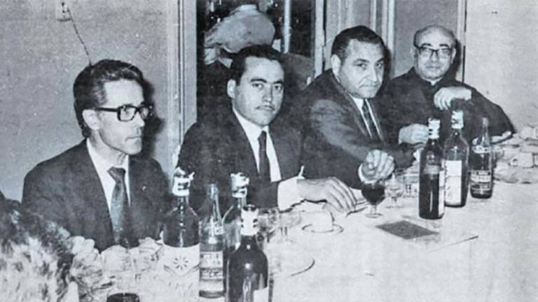Faustino Rey Romero, dereita, nunha cea no Centro Galego de Bos Aires. Foto: C. de Rianxo