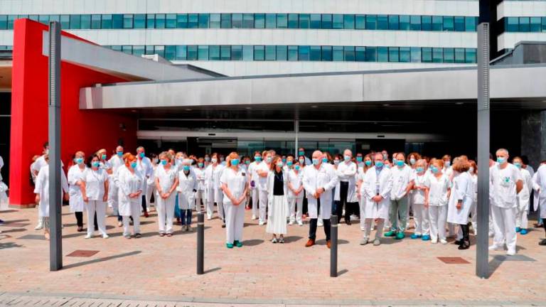 Los profesionales sanitarios del Hospital Universitario Central de Asturias (HUCA) se concentraron a las puertas del centro sanitario para celebrar la concesión del Premio Princesa de Asturias de la Concordia 2020. . FOTO: EFE/J.L. Cereiji