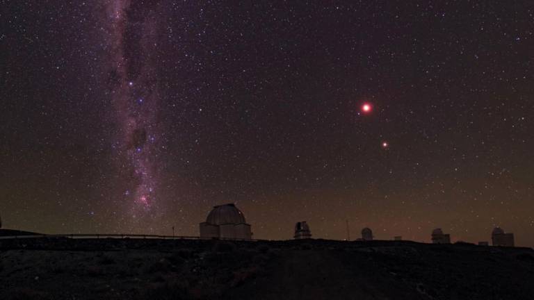Un eclipse lunar total tiñe la Luna de rojo en los cielos sobre el Observatorio de La Silla en Chile. (Fuente, nationalgeographic.es. Autor, Babak Tafreshi)
