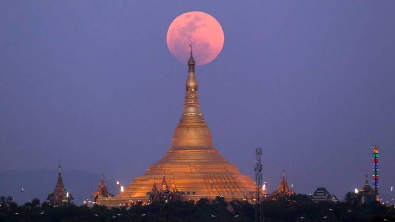 La Luna de sangre coronando la pagoda Uppatasanti, en Myanmar. (Fuente, eltribuno.com)