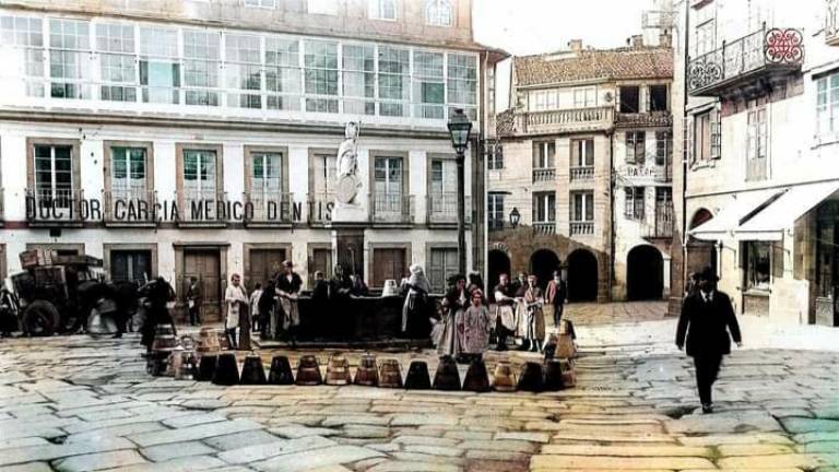 1900. Las señoras de la época llevaban sus cántaros para recoger el agua en la fuente de la <b>Praza do Toural</b>.