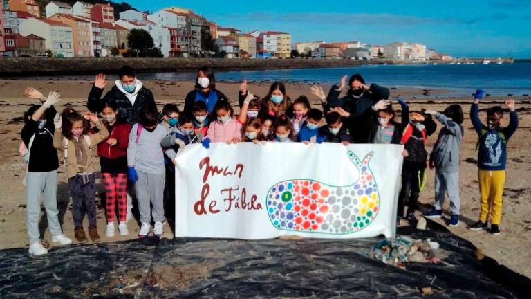 Escolares do CEIP de Ponte do Porto logo de recoller lixo na praia de Camelle. Foto: M. Fábula