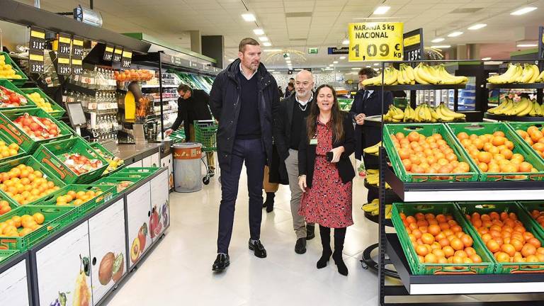 El alcalde de A Estrada, José López, visitó el nuevo supermercado de Mercadona. F: Sangiao