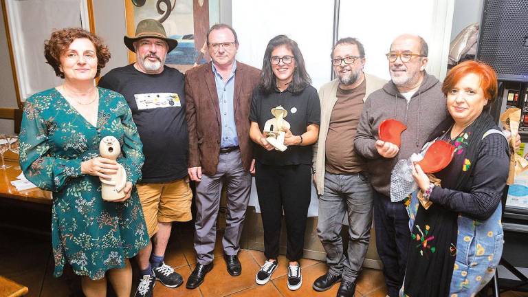Teresa Ríos, á esquerda, Paco de Tano, Eduardo Parga e Diana Kurich con outros dos asistentes á Cea das Letras. Foto: C. M.