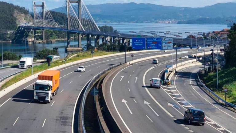 Miles de camiones circulan a diario por la autopista AP-9 que comunica a toda Galicia.