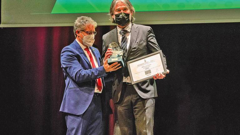 EL PREMIO. Alfonso Novo, derecha, recogiendo el premio que le acredita como Mejor Fotógrafo de España 2021 en la categoría de Reportaje de Bodas, en el Teatro Victoria de Talavera de la Reina. Foto: A.N.