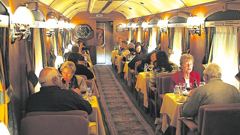 Transcantábrico. Comodidad, glamour, gastronomía, cultura, descanso y diversión se unen en este tren turístico de lujo de Renfe, con el que durante ocho días se recorre la costa cantábrica sobre raíles.