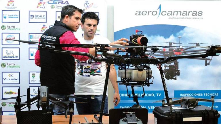 Técnicos de la empresa Aerocámaras, especialista en la construcción de los vehículos aéreos no tripulados. Foto: Aerocámaras
